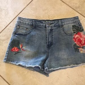 Women’s Gianni Bini embroidered shorts.
